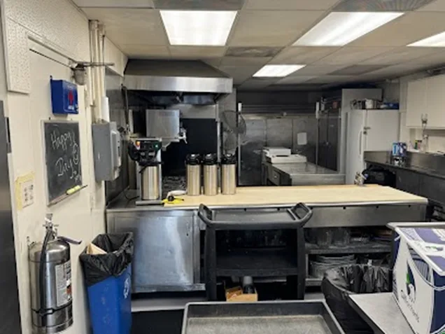 Máquina analizadora de laboratorio automatizada en un entorno de estación de trabajo clínica