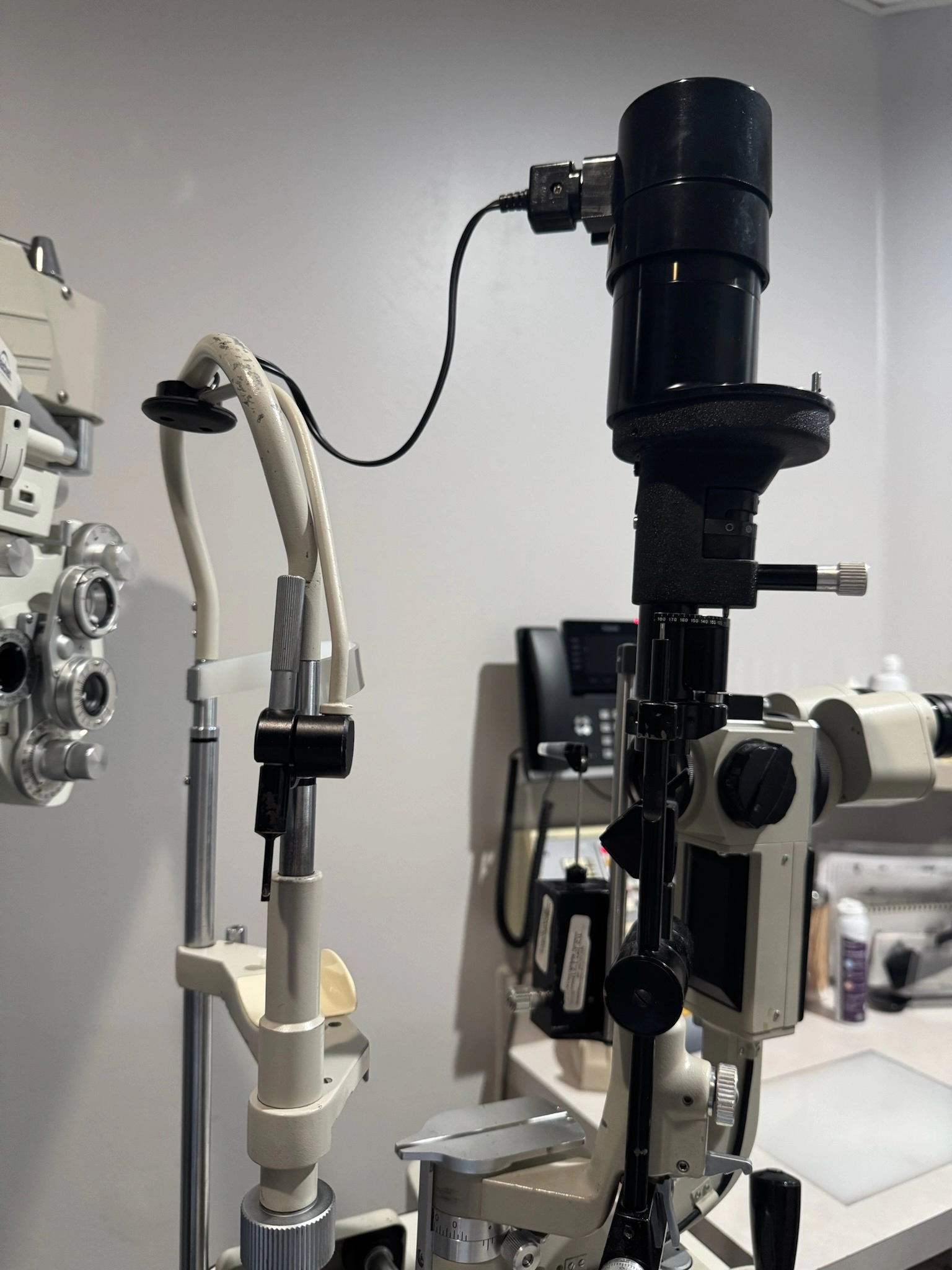 Máquina de examen oftalmológico con aparato de lente óptica negra